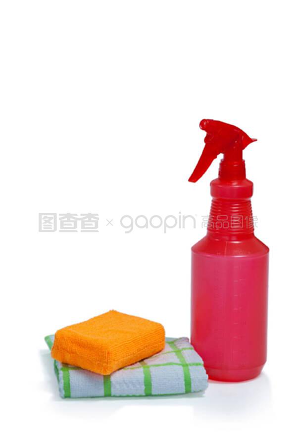 白色背景的清潔劑噴霧瓶、抹布和餐巾布